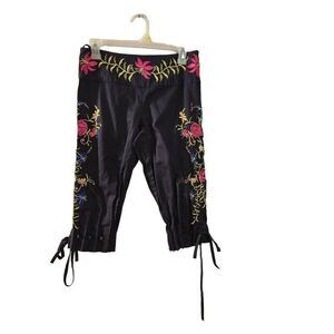 Q.U.E. size 8 embroidered floral pants black